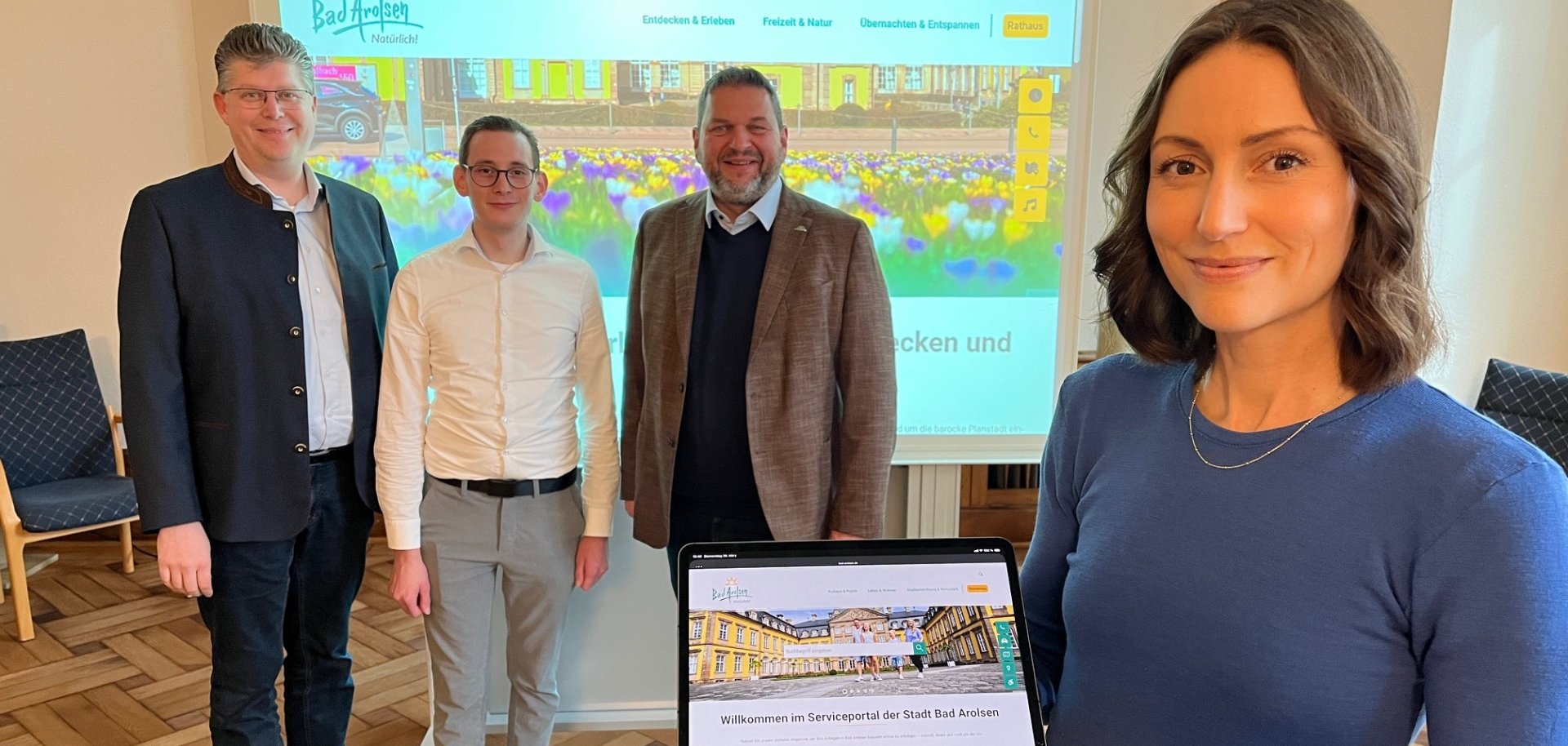 Büroleiter Gordon Kalhöfer, Tourismusleiter Tobias Rückschloss, Bürgermeister Marko Lambion und Vanessa Neumann-Emde vom Fachbereich Zentrale Dienste präsentieren die neue Webseite