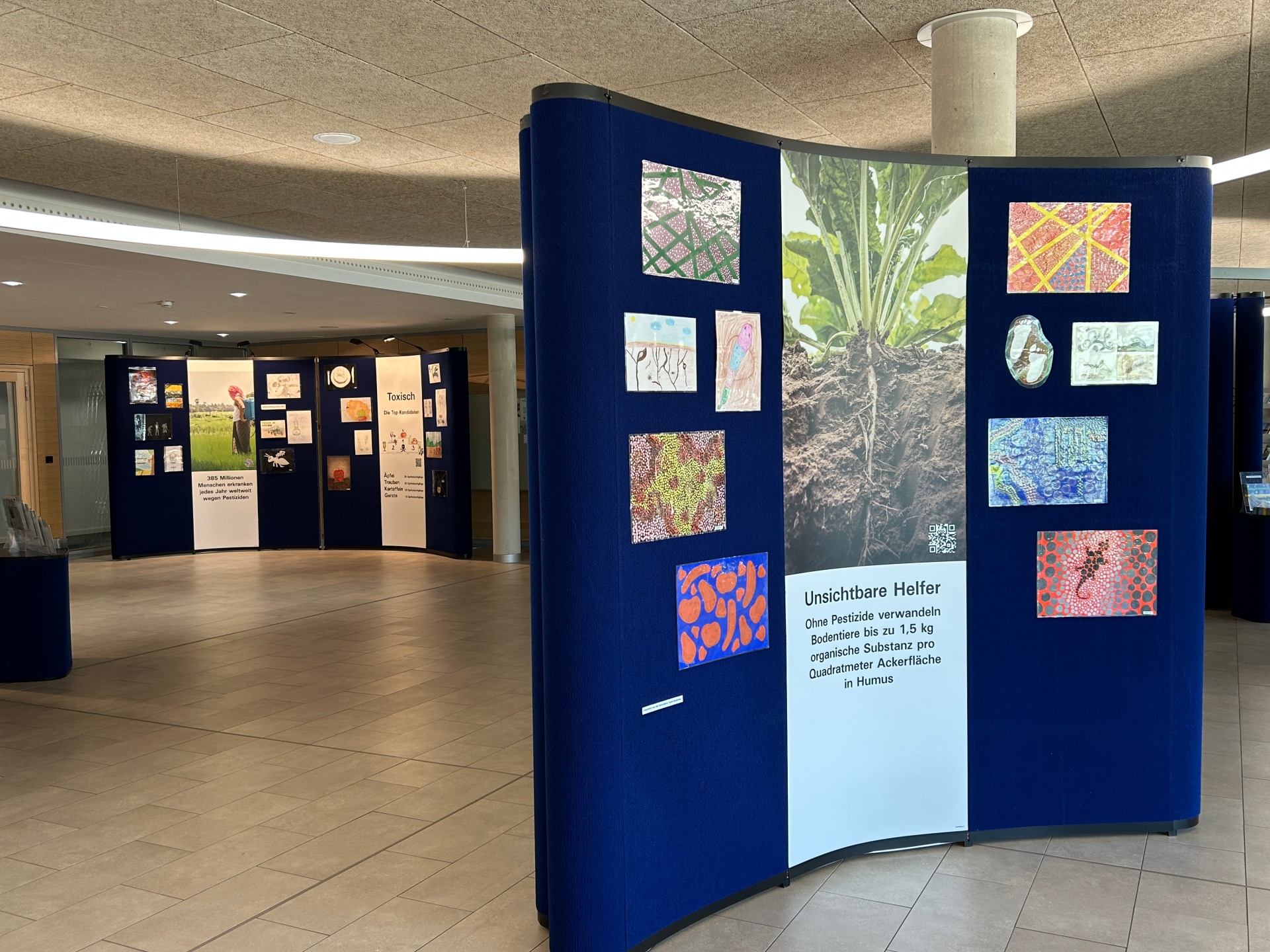 Ausstellung Kein Leben ohne Natur Bild des Foyers beim Landkreis mit Elementen der Ausstellung