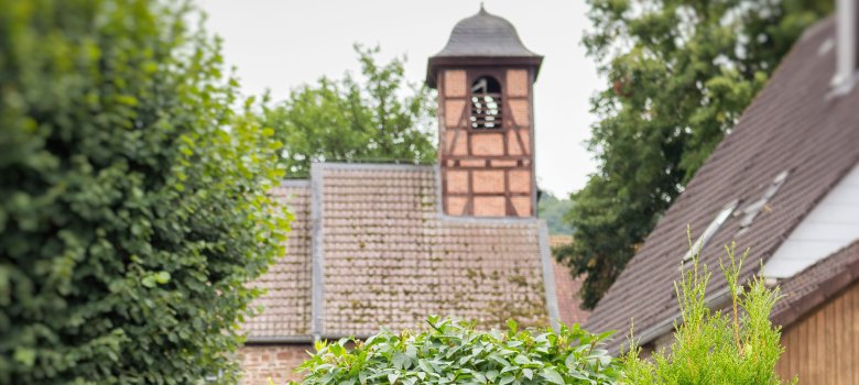 Ortskern von Braunsen mit der Kirche im Hintergrund