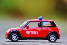 kleines rotes Auto mit der Aufschrift Feuerwehr