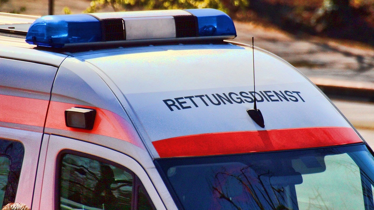 Rettungsdienst Rettungswagen Ausschnitt mit Aufschrift Rettungsdienst