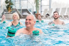 Wassergymnastik mehrere Personen bei der Wassergymnastik im Schwimmbad
