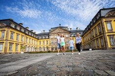 Familie vor dem Residenzschloss Arolsen