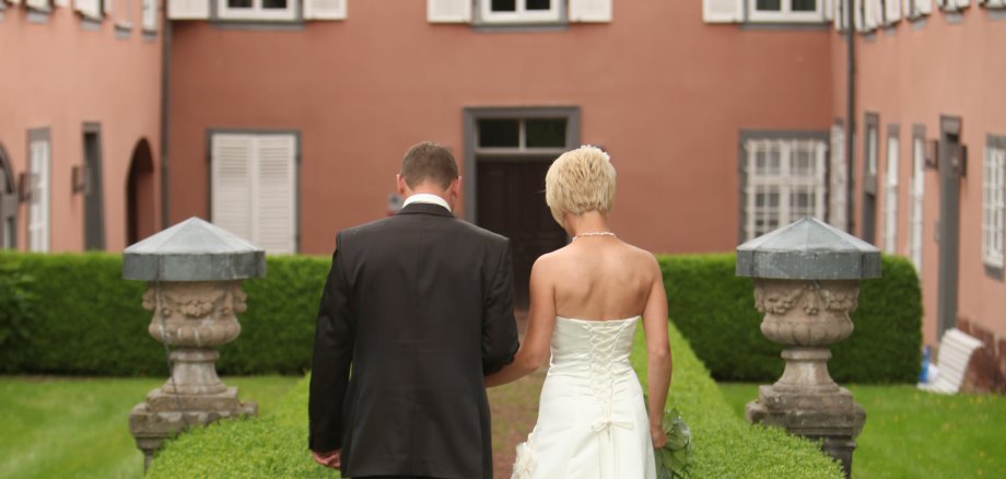 Hochzeitspaar Hochzeitspaar im Innenhof des Haus Schreiber