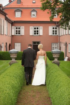 Hochzeitspaar im Innenhof des Haus Schreiber