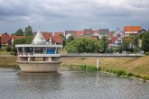 Café im See ein rundes Gebäude im Twistesee vor der Staumauer