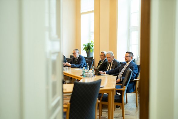 Blick durch eine offene Tür in den Sitzungssaal, wo der Magistrat der Stadt Bad Arolsen gerade tagt