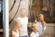 Museumsbesuch Familie im Museum