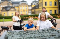Familie am Stadtmodell vor dem Residenzschloss Arolsen