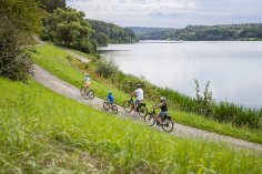 Twistesee Familie fährt Fahrrad am Twistesee