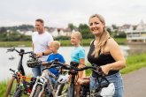 Familie mit Fahrrädern am Twistesee