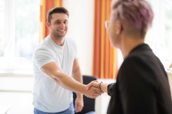 Begrüßung Mitarbeiter der Stadt Bad Arolsen begrüßt per Handschlag eine Person