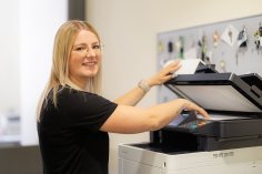 Kopierer Mitarbeiterin der Stadt Bad Arolsen am Kopierer