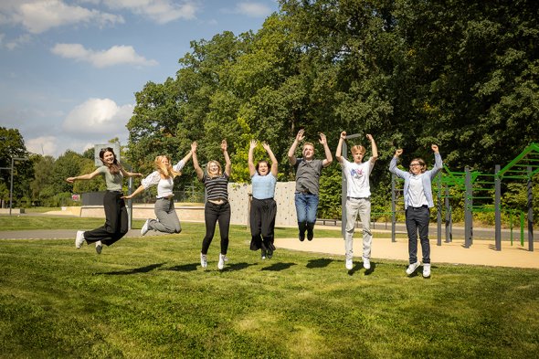 Luftsprung jüngere Personen springen in die Luft