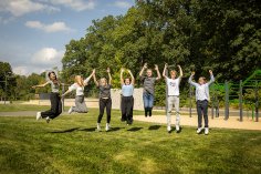 jüngere Personen springen in die Luft