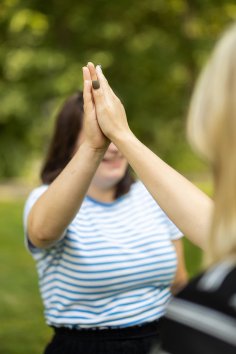 zwei Personen geben sich ein High Five