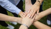 mehrere Personen legen die Hände aufeinander