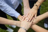 mehrere Personen legen die Hände aufeinander