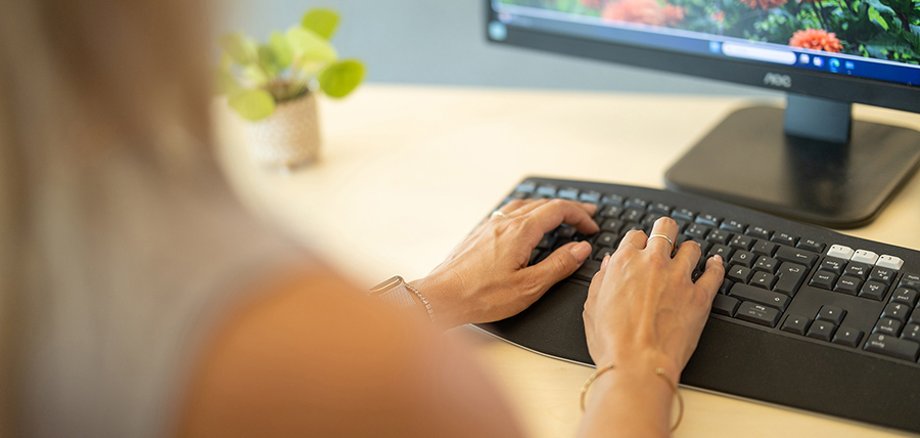 Hände auf Tastatur