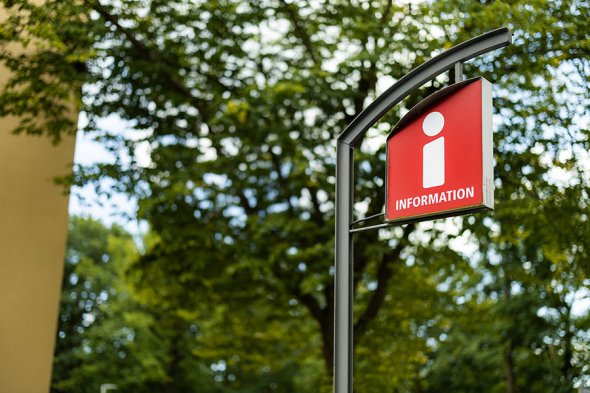 Schild mit der Aufschrift Information