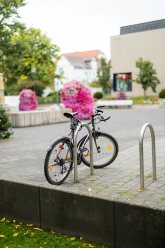 abgestelltes Fahrrad auf dem Rathausvorplatz
