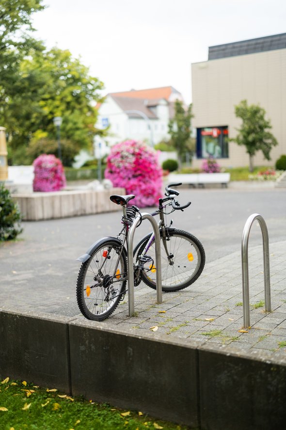 abgestelltes Fahrrad auf dem Rathausvorplatz