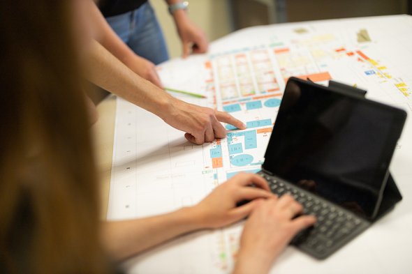 jemand tippt etwas auf einem Tablet