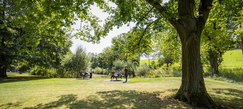 Gruppe von Personen im Natur- und Erholungsbereich der Thiele-Aue