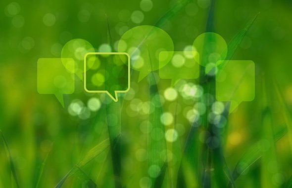 Grün Grafik mit grünem Hintergrund und Sprechblasen im Vordergrund