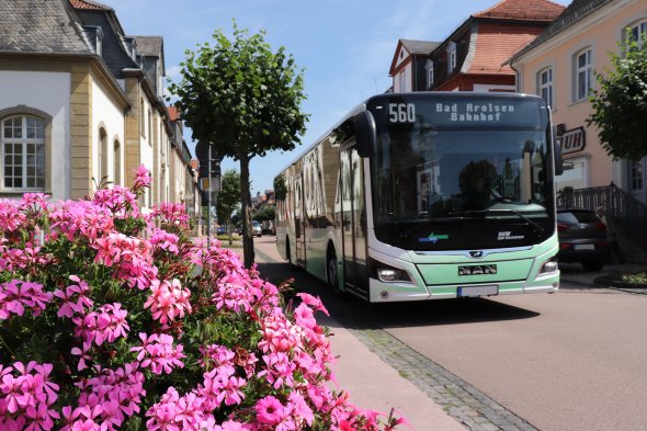 Bus fährt durch die Schlossstraße