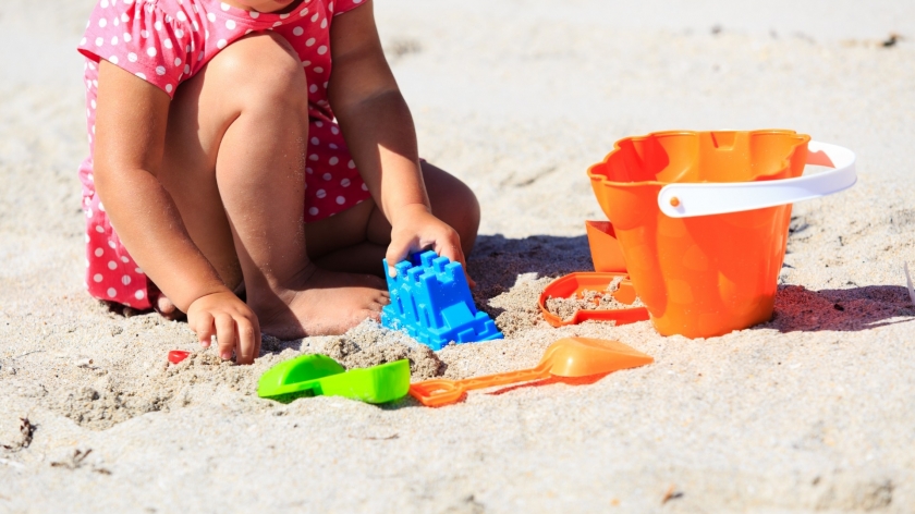 Kind spielt im Sand