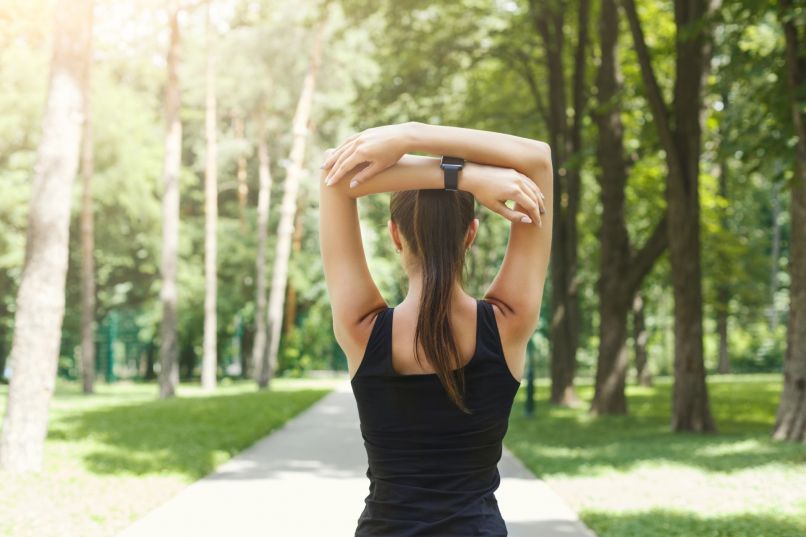 Laufen im Park mit Rückenübungen