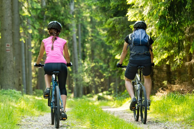 Zwei Radfahrer im Wald