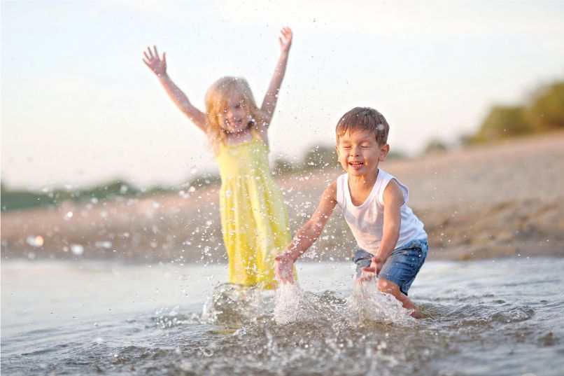 Kinder spielen im Wasser