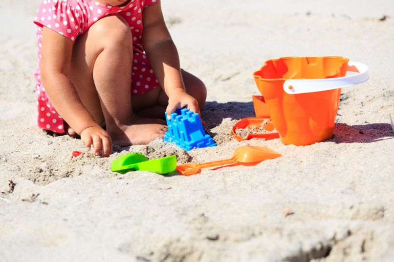 Kind spielt im Sand