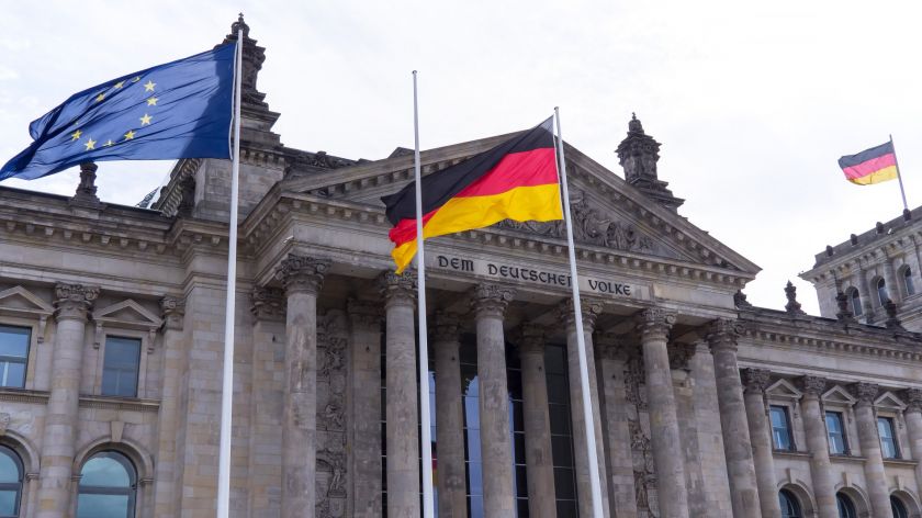 Flaggen vor dem Reichstagsgebäude in Berlin