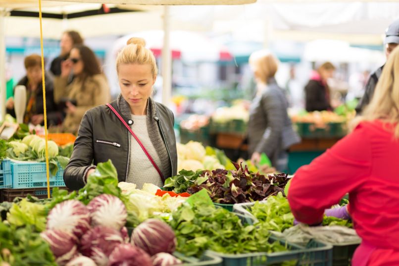 Einkaufen auf dem Wochenmarkt an einem Gemüststand