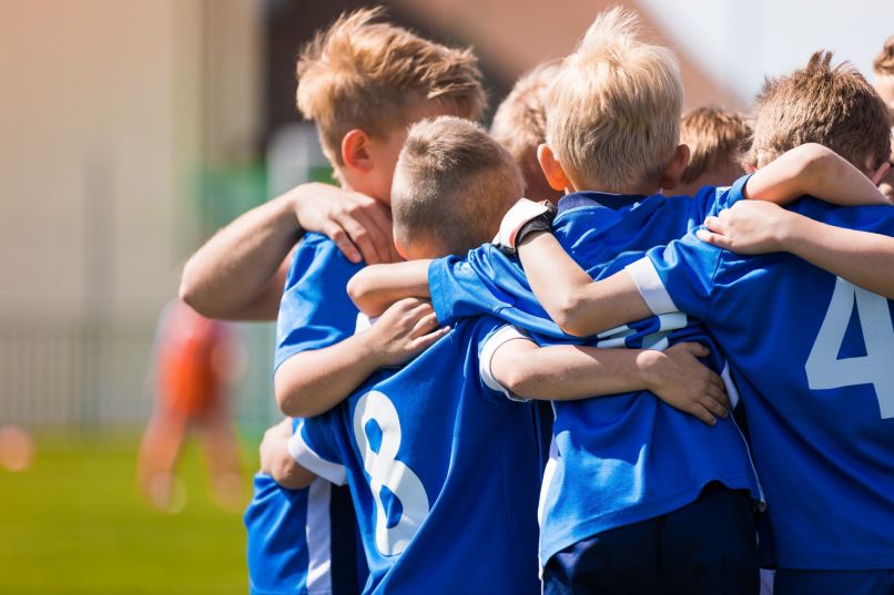 Kinder beim Fußballspiel