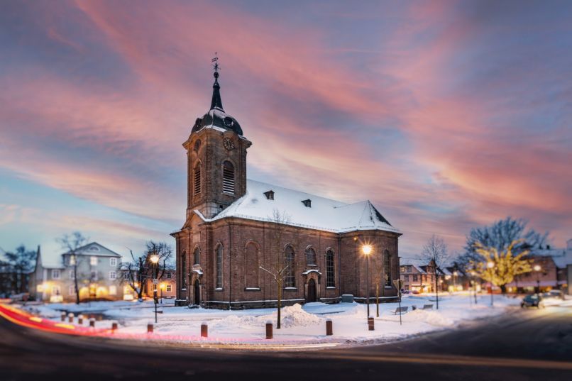 Kirchplatz Sonnenuntergang im Winter