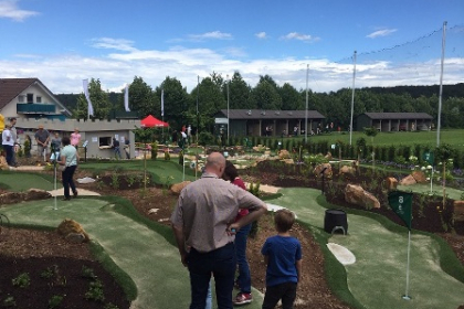 Familie beim Abenteuer Golf