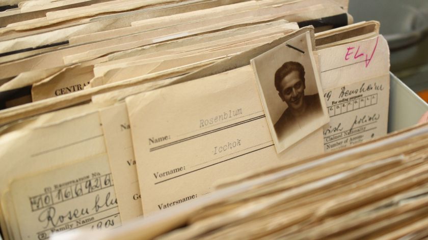 Displaced Persons card file with photo;
Photo: Arolsen Archives
