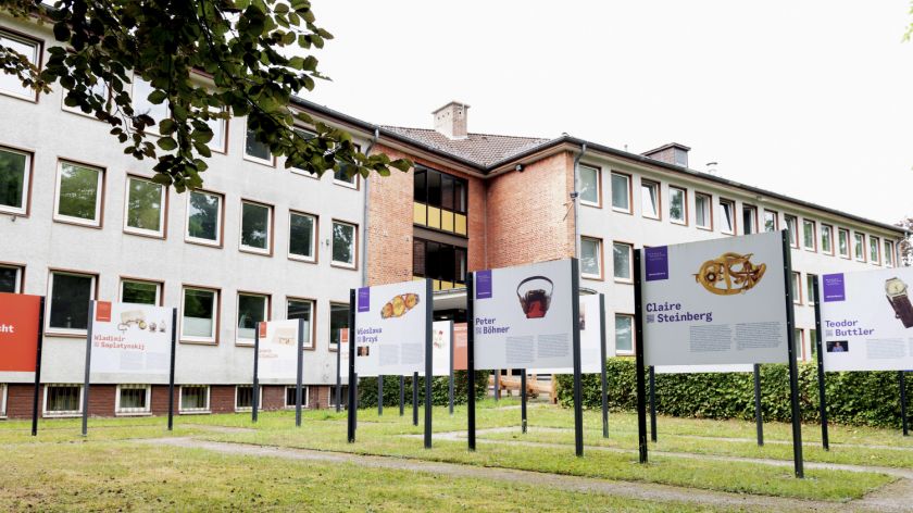 Ausstellung #StolenMemory in der Großen Allee; Foto: Arolsen Archives